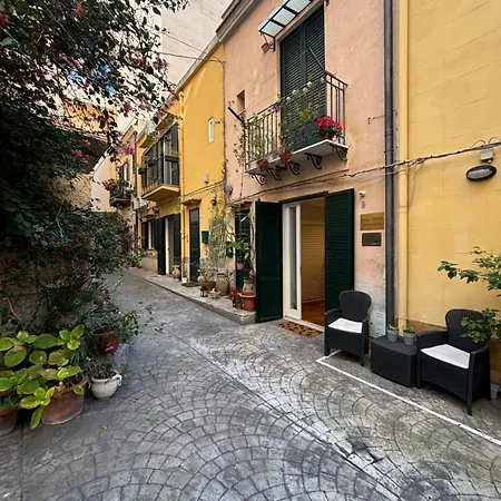 Apartman Cortile Caravello 8 *
